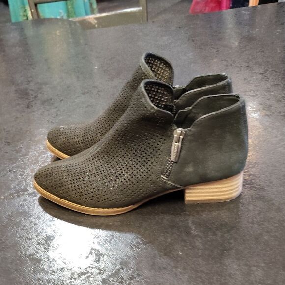 Vince Camuto Black Ankle Boots with V-Cut Design - Picture 3 of 6